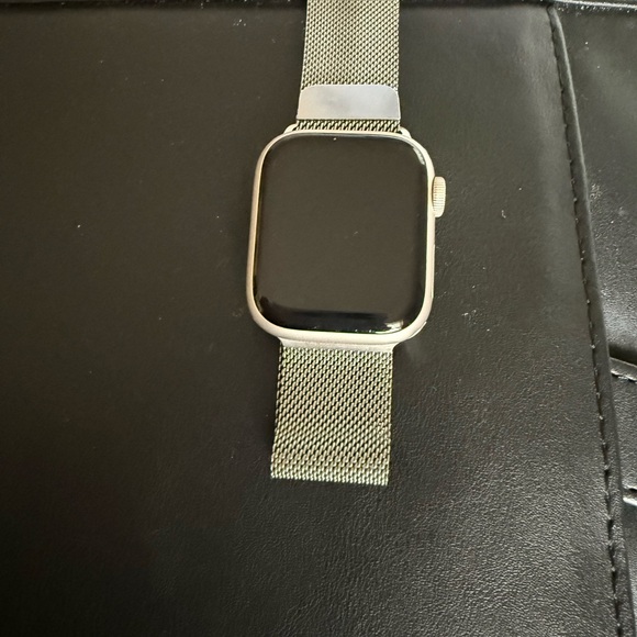 Apple Watch Series 7 - 41 MM, Cellular & GPS. W/Milanese Loop Magnetic band - Picture 4 of 8